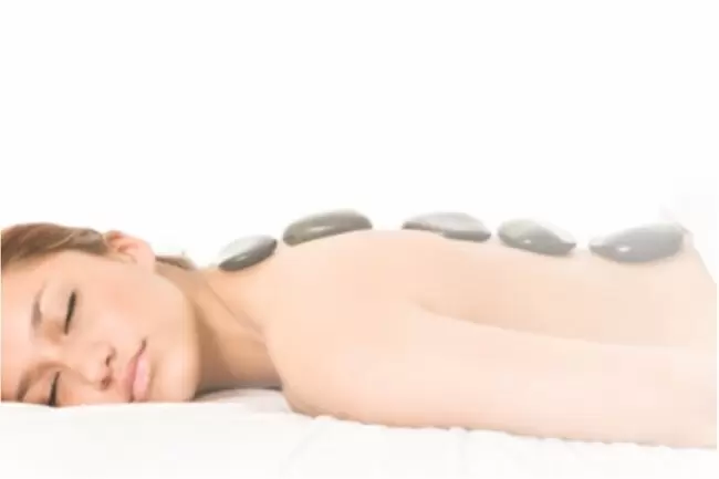 Massagem_relaxante_com_pedras_quentes